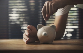 高出同期定存近40个基点！300亿国债火爆 记者实探：居民排队“抢债” 多网点已售罄